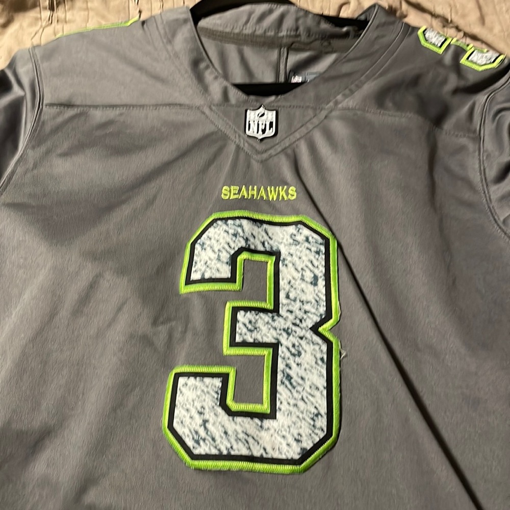 Seattle Seahawks Wilson jersey. Small runs more like Medium. Wore a few times.